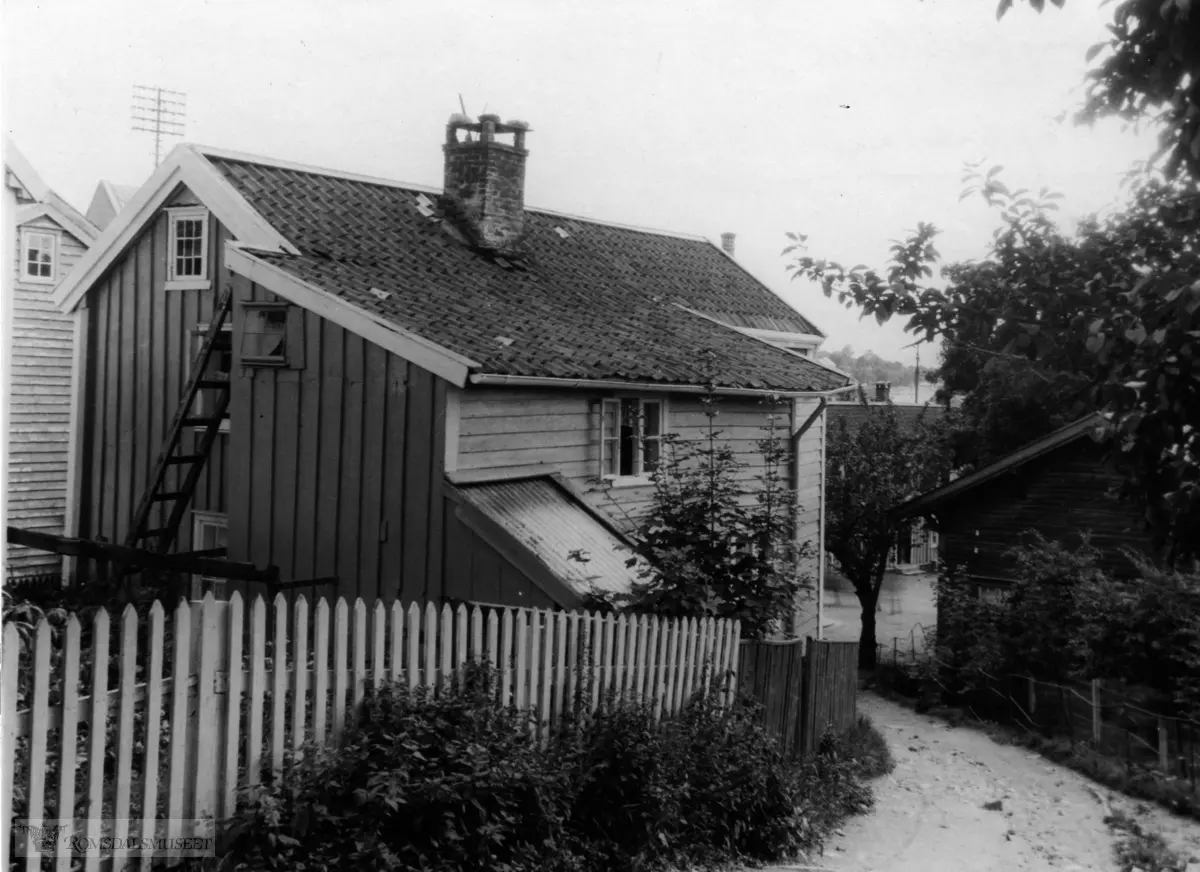 Boybakken 8 med "stabburet"..Eier av hus 44 er i folketellingen 1910 Christoffer Hollingen f.14.02.1824.