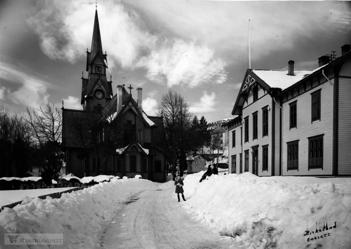 Molde kirke, Molde kirke og Rådstuen til høyre. jan.40