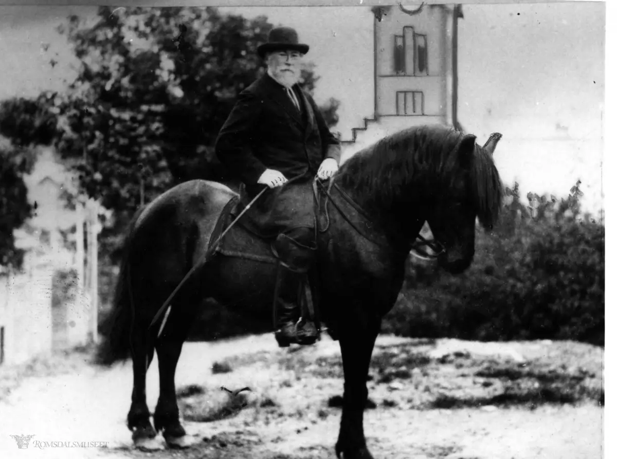 Hans Thiis Møller d.y til hest. Molde kirke i bakgrunnen.