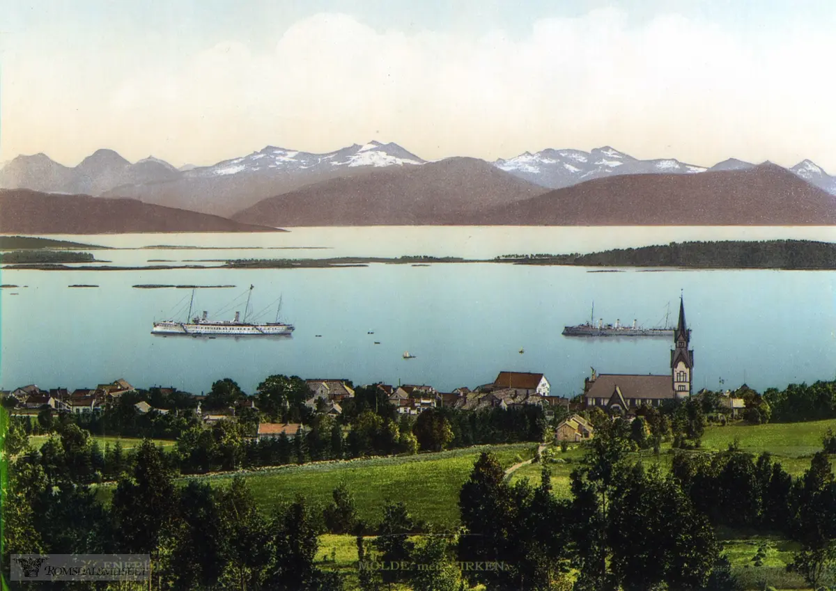 Molde by sett fra nord., Molde med hjertøya og Romsdalsalpene. .(Skipene SMY Hohenzollern og Nirbe ligger på Moldefjorden). .Eilert Dahl sendte noen bilder til Tyskland og fikk laget fargetrykk av dem. Trykkprosessen skal være den samme som ved framstilling av glansbilder.