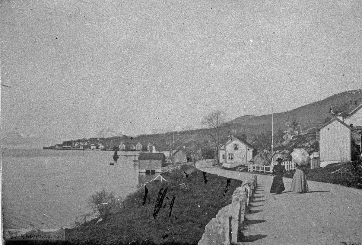 Molde by sett fra øst., Sett vestover fra Strandgata mot byen.