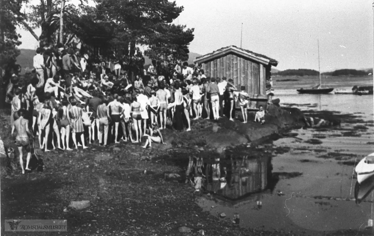 Skoleklasse på Fiskerimuseet på Hjertøya. ca 1960..Brennevinsbua til venstre.