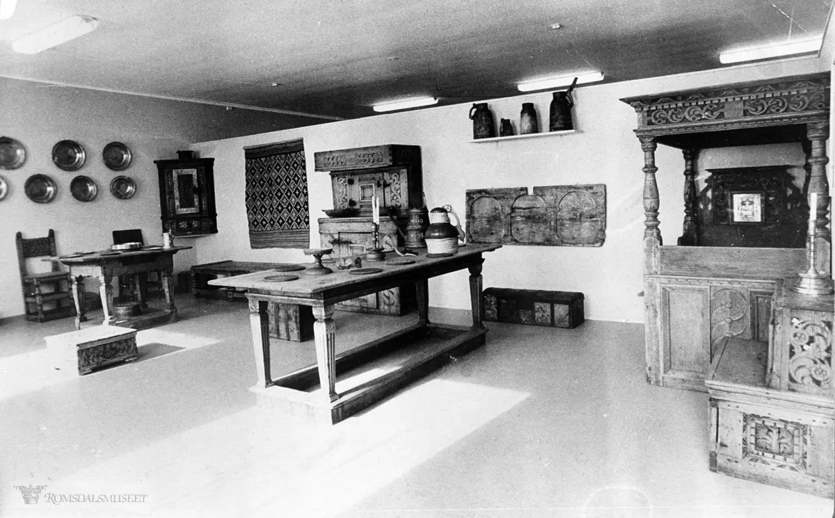 Utstillingshallen på Romsdalsmuseet. "Renesanse". Bildet er fra åpninga av utstillinga. (ca 1964)