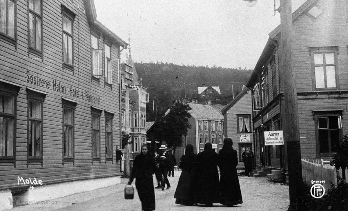 Storgata sett østover.."Søstrene Holms Hotel & Pensionat"."Hotel & Cafe"."Aarøs Automobil & Vognmandsforretning".