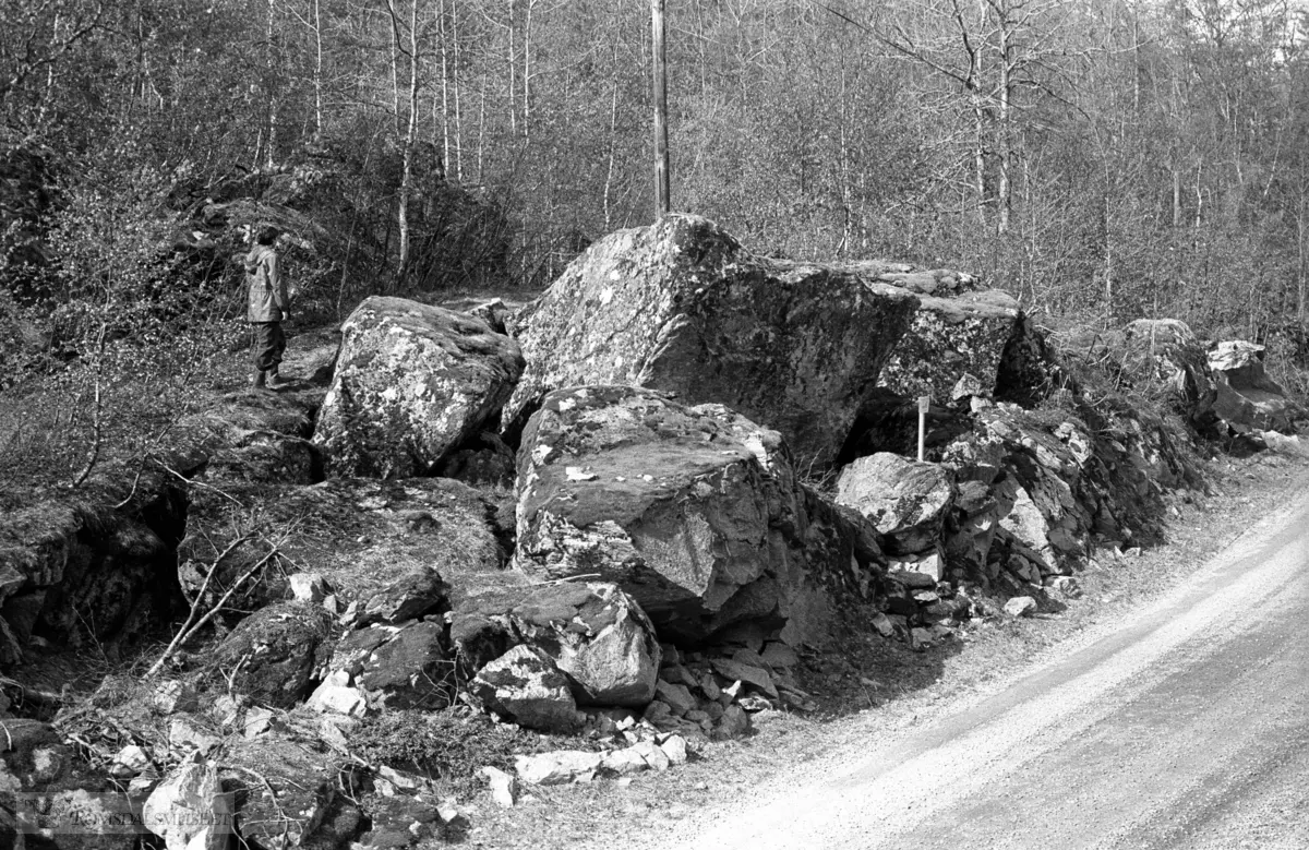 Merkestein, Vegbyggingm Eikesdalen 1842. Innskrifta lyder: KKSS 1842 = Karolus Knutsen Sandnes 1842. Sjå artikkel i Romsdal Sogelags årsskrift 1983, side 73. Bilde 6-9 Under denne steinen hadde KKS smiaa si.