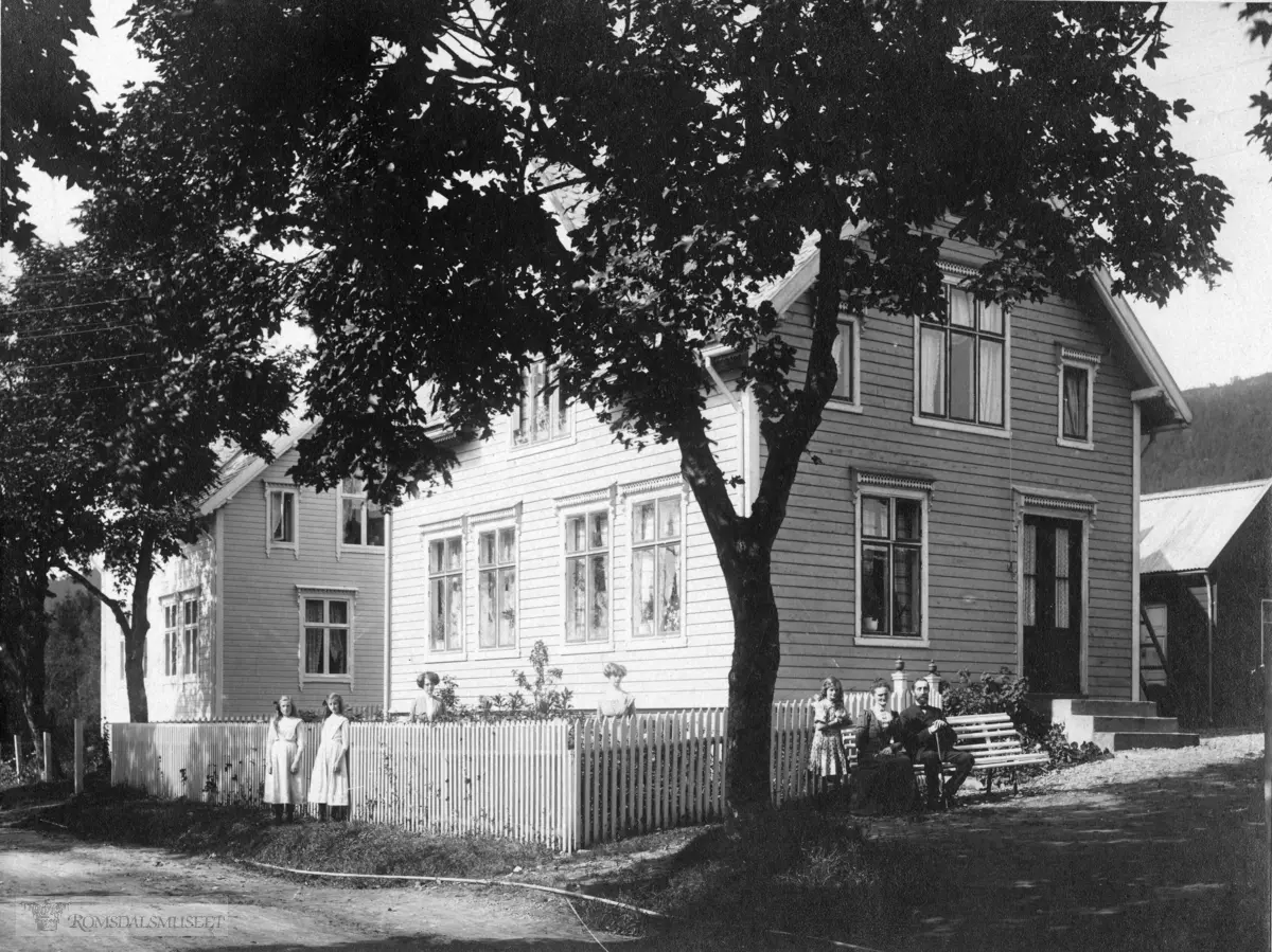 Julsundveien 35 ca 1910. .(Ifølge Synnøve Talsethagen var Pauline ikke telegraffullmektig bare telefonistinne og arbeidet på rikstelefonen. Det var markert standsforskjell mellom disse og de som hadde telegrafutdallese.)Familiegrav for Nielsen-Sveen, Øvre gravsted Molde sentrum (rett inn for porten fra Margaretha Dahlsgt)