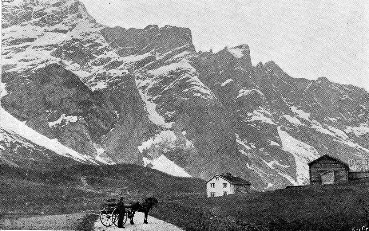 Horgheim i Romsdalen med Trolltindene. .Trollveggen med "Stabben" i bakgrunnen..(bilde er tatt fra "Romsdals amt" "Gjennom Norge til Romsdals Amt" Ruter og Taxter)