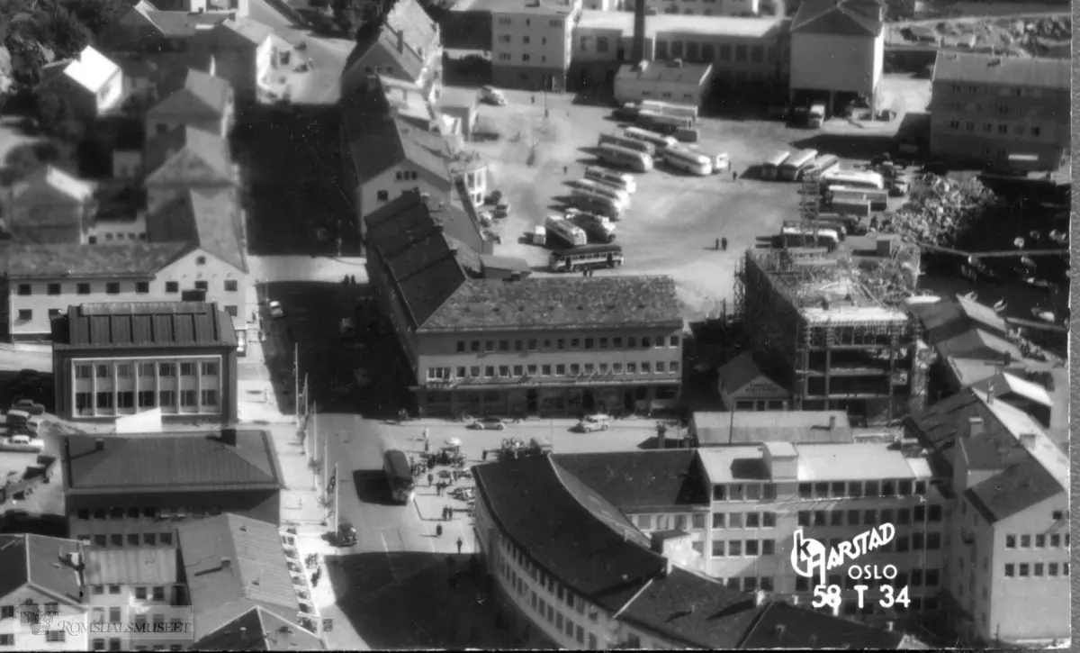 Molde, torget, Schistad, Pettersson, Molde Sparebank, Romsdals Fellesbank, Bussholdeplassen. 1961. (Bildet er et utsnitt fra postkort)