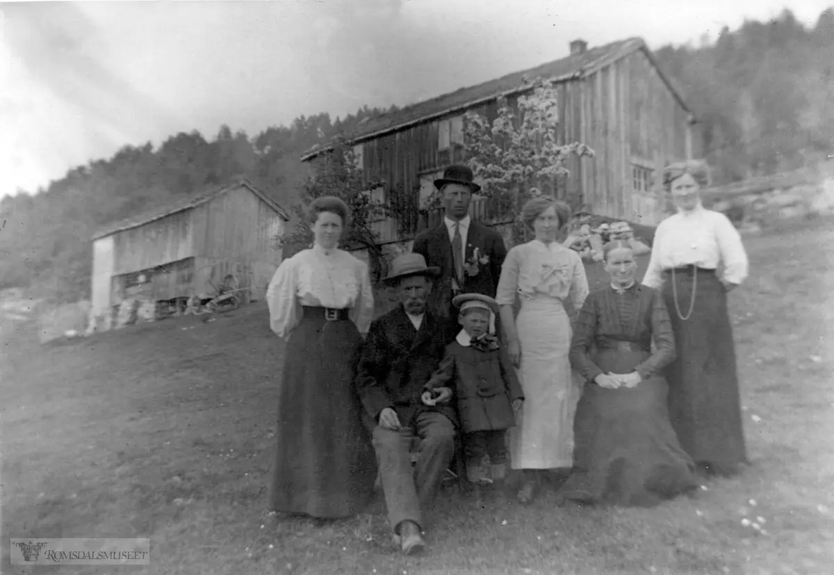 Bratset gård (Opprinnelig kårbolig for Ole Eriksen Bratset). Huset ble revet i ca 1925. .Garden lå øst for hovedgården der ny huset på garden nå står.