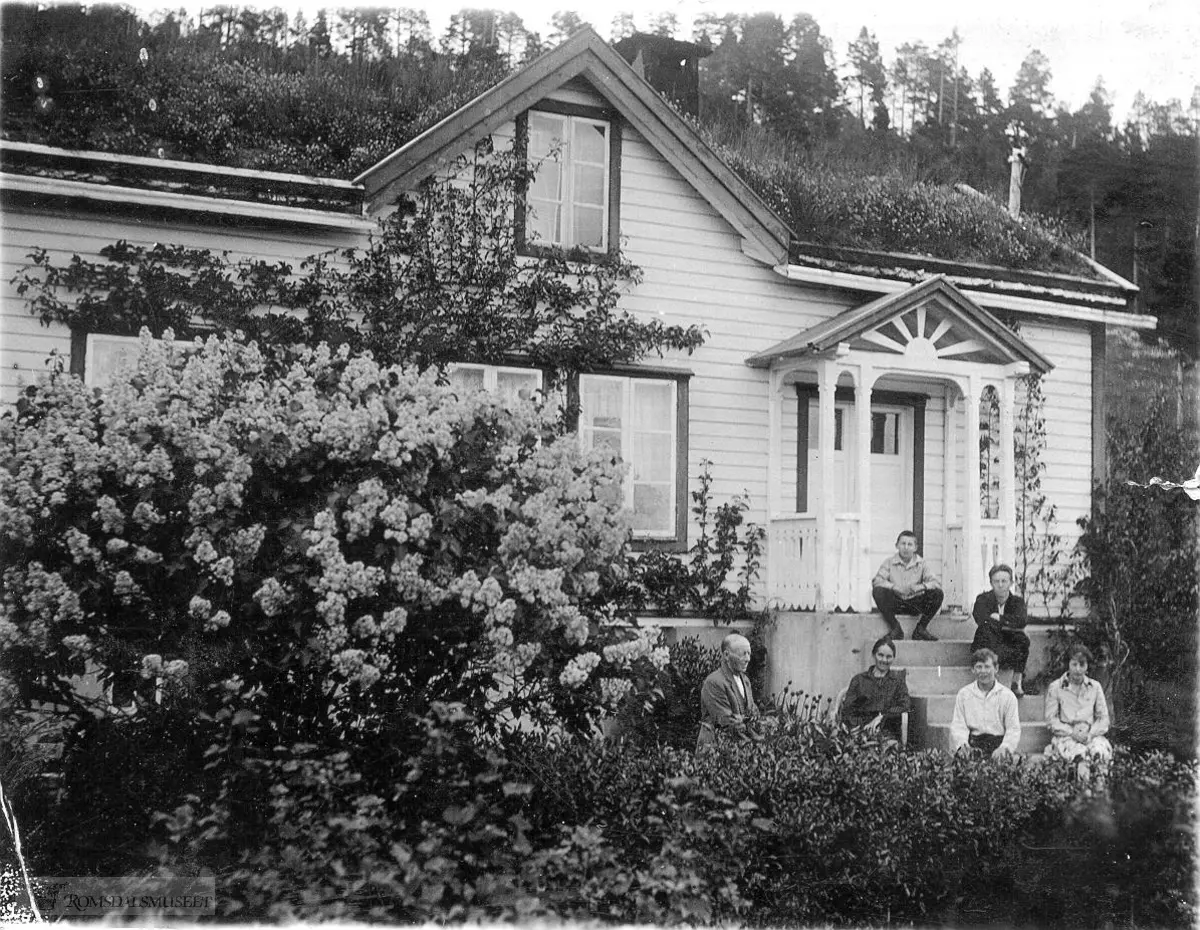 Huset på Midtlid etter at det fikk trappehus..Midtlid var den norøstligste av plassene på Moldegård. Den lå nord for Mauseth- plassen opp mot utmarka og med gren- se mot Fuglset gård i øst og mot Bjørn- stad i vest..(Se Romsdalsmuseets årbok 2002 side 155)