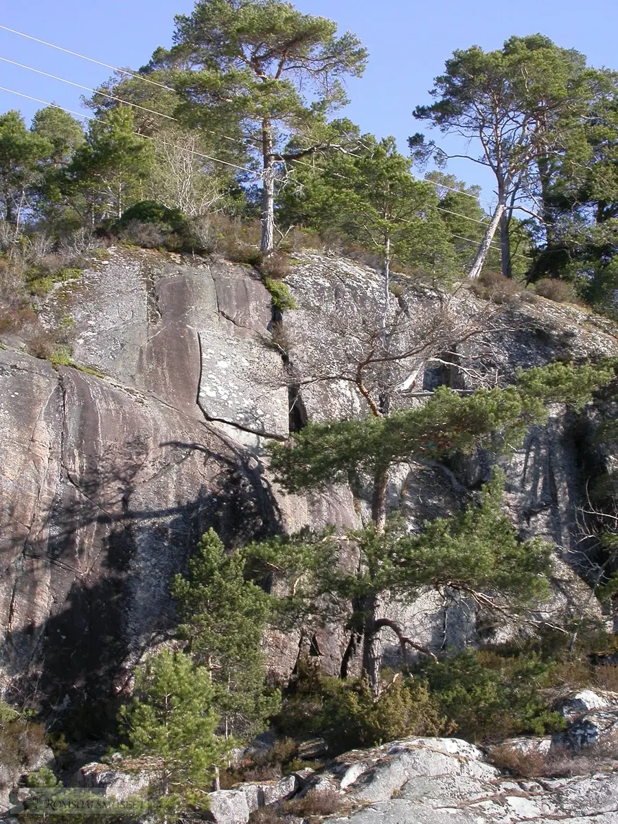 Hulderdøra på sørsia av Veøya.