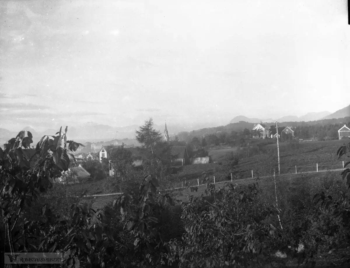 Molde by sett fra øst., Molde sett fra øst..Utsikt fra vinduene på hybelen til Knut Heggem.."Heim" Rønning til høyre (bak)..Ullvarefabrikken i forgrunnen..(Se Romsdals museets årbok 2002 side 136)