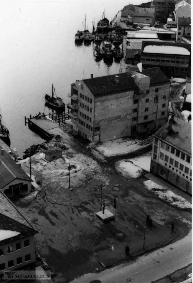 Molde sett fra kirketårnet sett sørvest med Torget og kaia. (innkommet 23/7-2002) ..(Originalene ligger i Romsdalsarkivet O 5708)