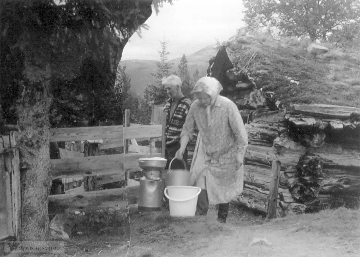 Ragnhild slår kveldens siste melkebøtte i silen. Mens Olaf er kommet fra bygda etter en dag på jernbanen.