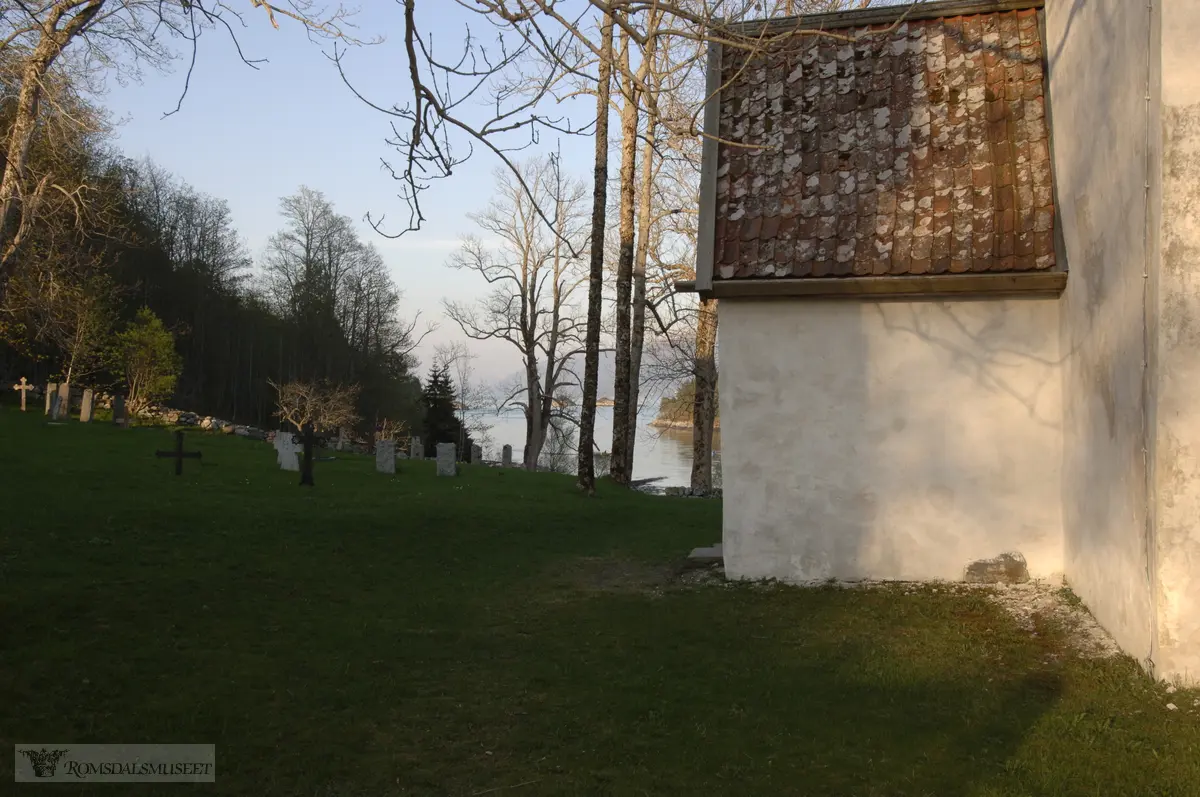 Veøy kirke. .Fra seminar "grubleseminar" med tverfaglig gruppe fra flere museer og institusjoner..(Se Romsdalsmuseets årbok 2008)