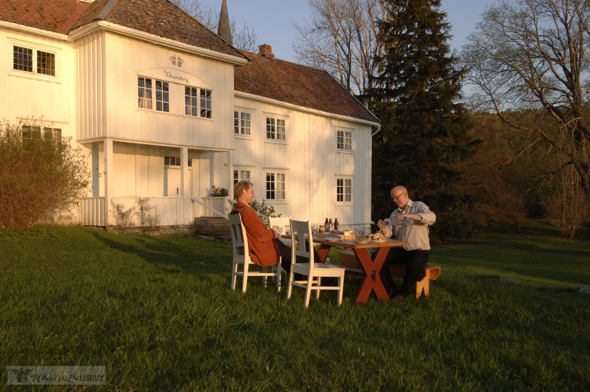 Williamsborg på Veøy .Fra seminar "grubleseminar" med tverfaglig gruppe fra flere museer og institusjoner..(Se Romsdalsmuseets årbok 2008)