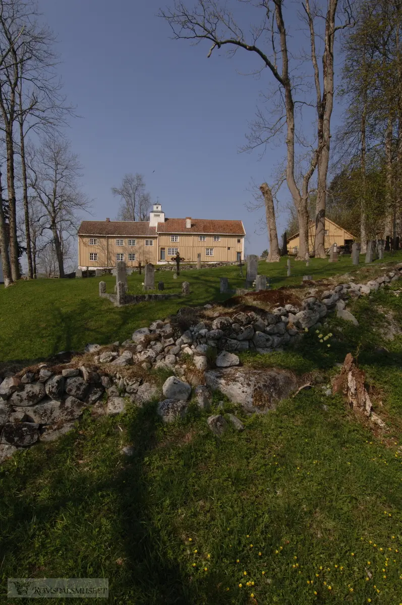 Williamsborg på Veøy .Fra seminar "grubleseminar" med tverfaglig gruppe fra flere museer og institusjoner..(Se Romsdalsmuseets årbok 2008)