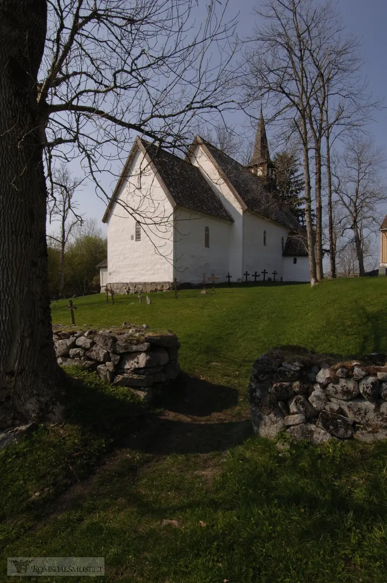 Veøy kirke. .Fra seminar "grubleseminar" med tverfaglig gruppe fra flere museer og institusjoner..(Se Romsdalsmuseets årbok 2008)