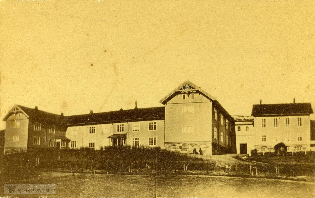 Reknæs pleiestiftelse for spedalske...Reknes Sanatorium fra 1897...Til høyre, Forvalter bolig i 1 etasje og Kapellet i 2 etasje...Under krigen traff en bombe på kapelltaket og hele bygningskomplekset gikk tapt...(Forvaltereboligens interiør se "Romsdalsmuseets årbok 2003")..(Se "Reknes Hospital", utgitt 1888)