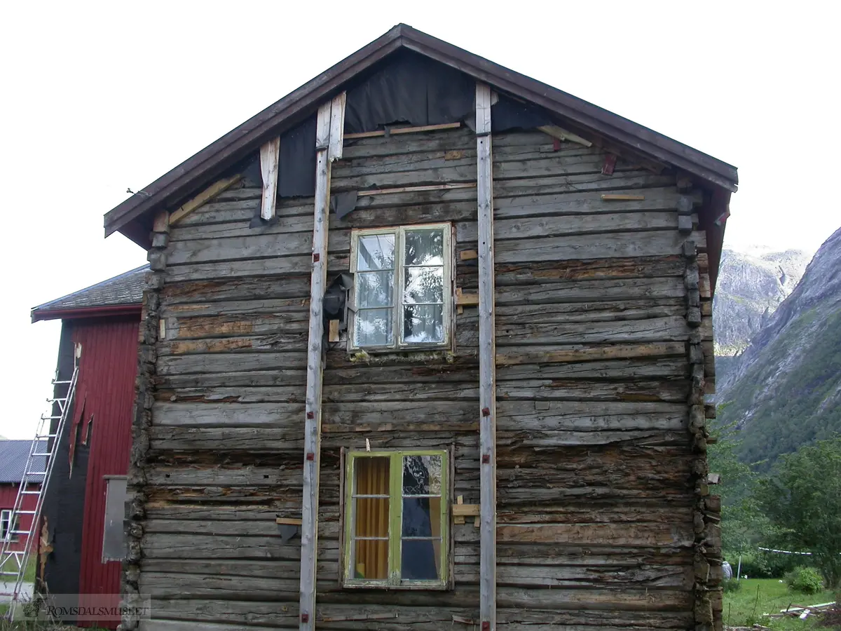 Våningshuset etter at bordkledning fra 1911 er fjernet.