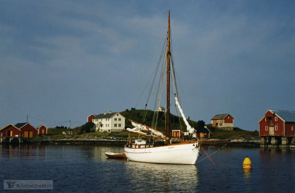 Losskøyta Rakel på Teistklubben med Losstasjonen i bakgrunnen. .Til venstre gjenoppbygd "Sjåa". Den opprinnelige ble blåst på sjøen under nyttårsorkanen 1.1.1992..(Se Romsdalsmuseets årbok 2009)