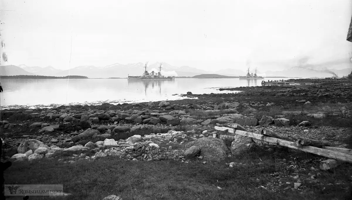 Krigsskip på Moldefjorden..De to nærmeste fartøyene er tyske slagskip av Westfalen-klassen. Disse ble satt i tjeneste fra oktober 1909 til mai 1910. Bildet må derfor være tatt i perioden 1910 til 1914.