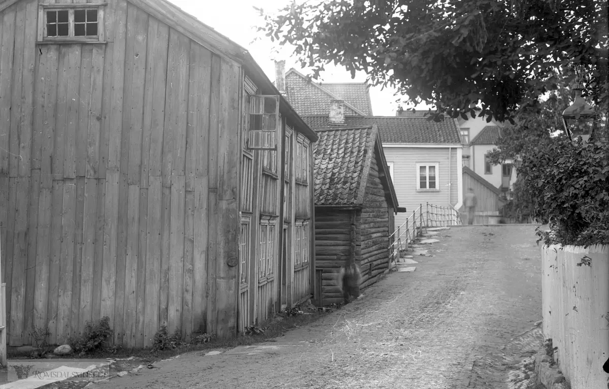 Molde, Ansneshuset på vestsiden av nedre bro. ca 1900. .Strandgata øst for brua. siste huset som brant under bybrannen i 1916..