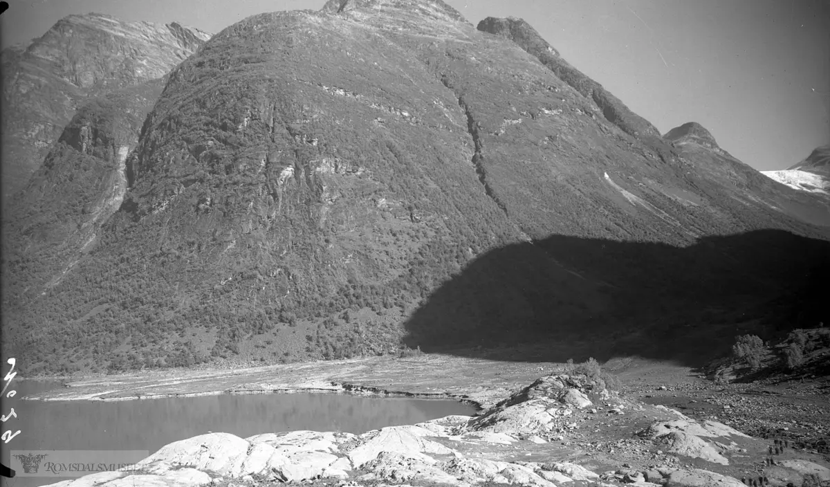 Rasulykke i Loen. Ramnefjellet i 1936. .Rasulykken i Loen i 1936 (blir sammen med rasulykken i Loen i 1905 omtalt som Lodalsulykkene) var en rasulykke 13. september 1936, ved 5-tiden om morgenen. Som under rasulykken i 1905 raste det fra det 1493 meter høye Ramnefjellet ned i Loenvatnet (Lovannet) i Loen i Stryn kommune i Sogn og Fjordane fylke. Tilsammen omkom 74 mennesker i bygdene Nesdal og Bødal, 41 av disse ble ikke funnet..Til tross for at geologer etter raset i 1905 mente at det ikke ville være fare for flere store ras i området, løsnet det en steinblokk på ca. en million kubikkmeter 800 meter opp i Ramnefjellet. En 70 meter høy flodbølge skylte gjennom gårdstunene og ødela alt som kom i dens vei, både mennesker og dyr, gårdstun og dyrket mark..Over hele Norge ble det satt i gang innsamlinger for å hjelpe de overlevende. Kronprins Olav deltok i gravferden i Loen kirke, der det var samlet ca. 4500 mennesker. Minnestunden ble kringkastet over riksnettet..Etter den siste ulykken var disse grendene så raserte at området ble fraflyttet..Det gikk enda et ras 22. juni 1950, men flodbølgen var ikke like stor som de forrige og ingen liv gikk tapt.