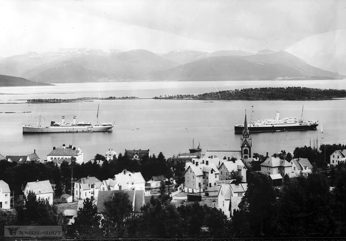 Molde sett fra nord..Molde med kirken, hjertøya i bakgrunnen. Turistskip på fjorden..Kristianiafjord 1913-1917 eller, mest sannsynlig, Bergensfjord 1913-1946 til v. Den norske Amerikalinje..Amtmann Lets gate i forgrunnen.