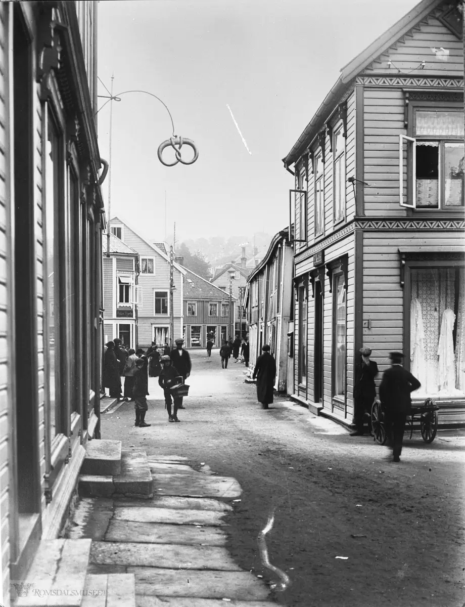 Storgata sett vestover.Kringlen som vises på bildet hører til baker Linds hus..med bla Anton Hjertøs butikk lenger oppe i gata på venstre side.