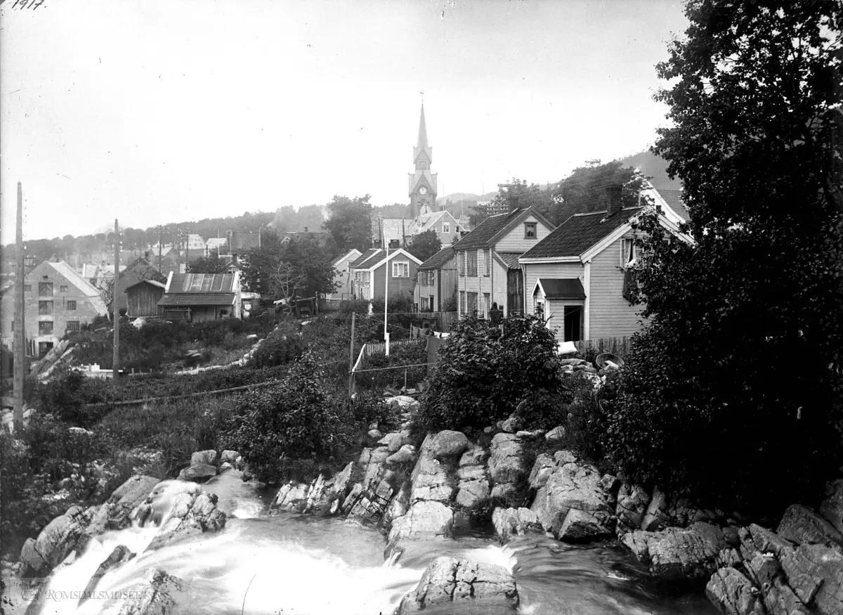 Moldeelva med kirken i bakgrunnen..Tidligere Elvebakken, Fossveiene..Spolertbakken..(Platen merket 1917, mulig årstall ?).