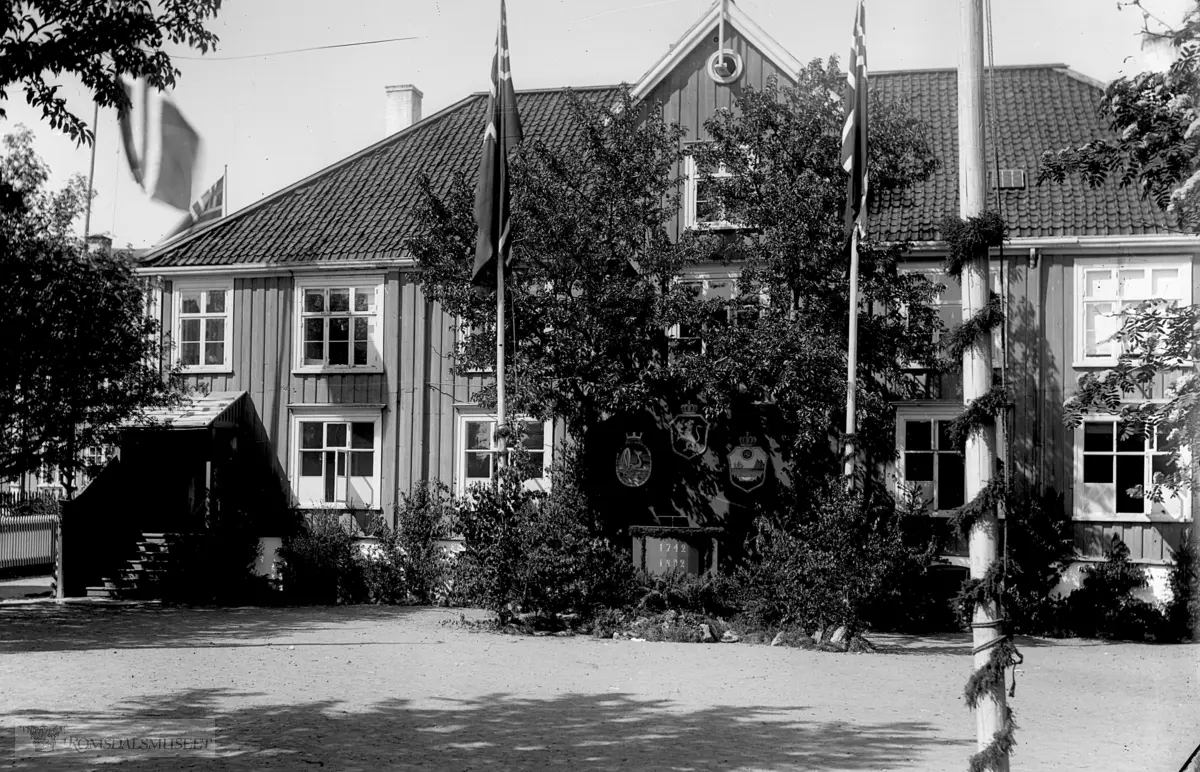 Latinskolen, Folkeskolen fra 1866-1905..Tidligere Claus Steffensens gård..Bildet er tatt under Molde by sitt 150 års jubileum i 1892. .Bygningen brant opp i 1916, confektionsfabrikken Superb kom senere på denne tomta..(Se "Molde høgre skule i 100 år" av rektor Leiv Heggstad)