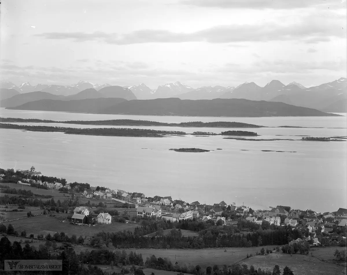 Molde i panorama sett fra Nord, Molde i panorama, Grand Hotell til venstre..