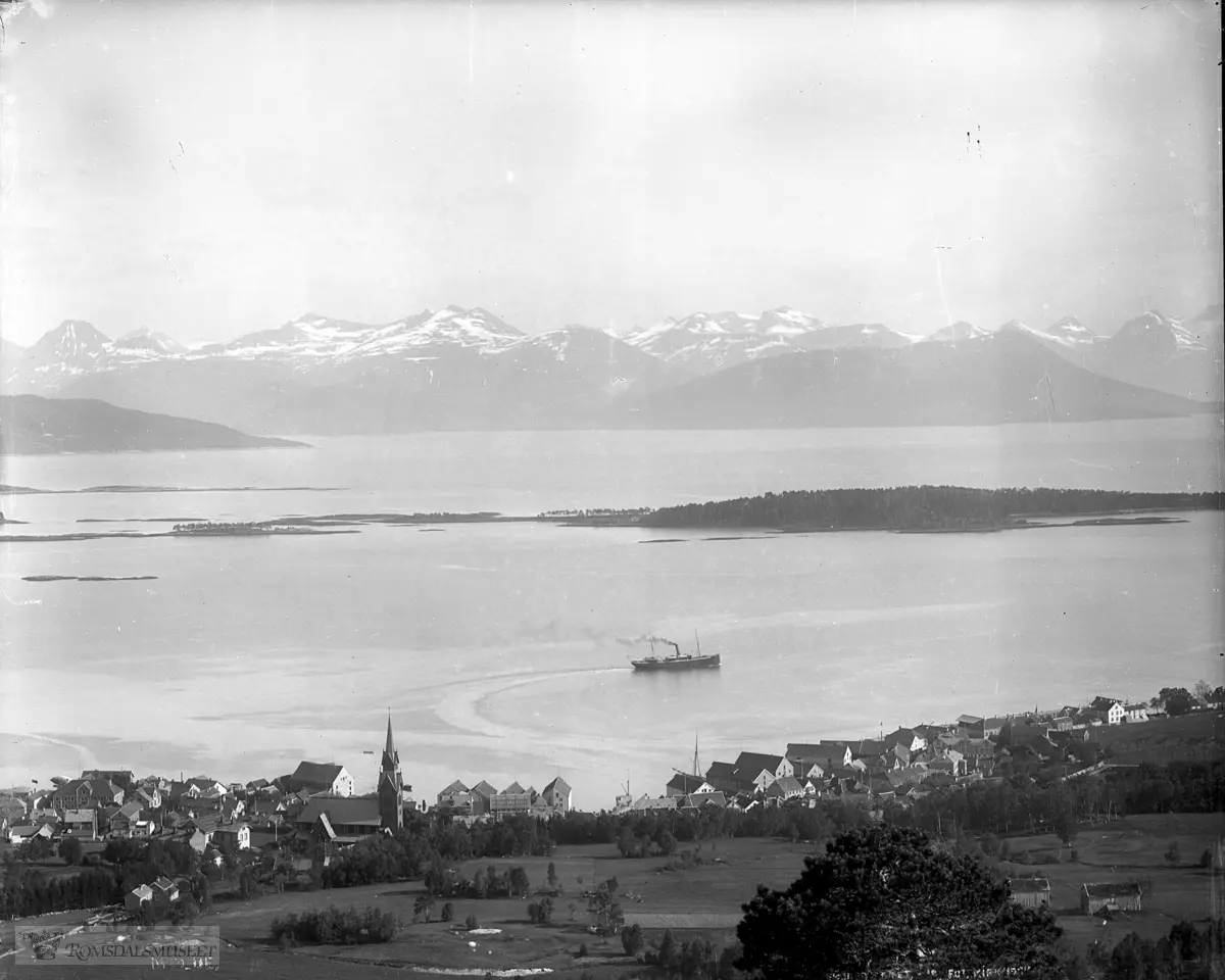 Molde by sett fra nord., Molde i panorama med turistskip på fjorden.