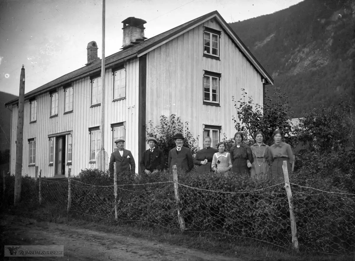 Klokkargarden, Eresfjord..Familiebilde frå Leirvoll i Eresfjord.