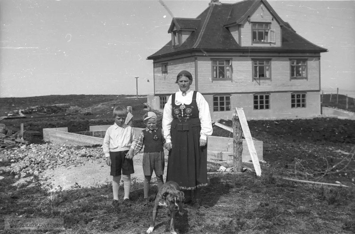 Huset til han Sæbjørn Hansen i Kravika..Sønn til Sæbjørn Sæbjørnsens søster i Danmark..(Filmbeholder datomerket Okt 1942)