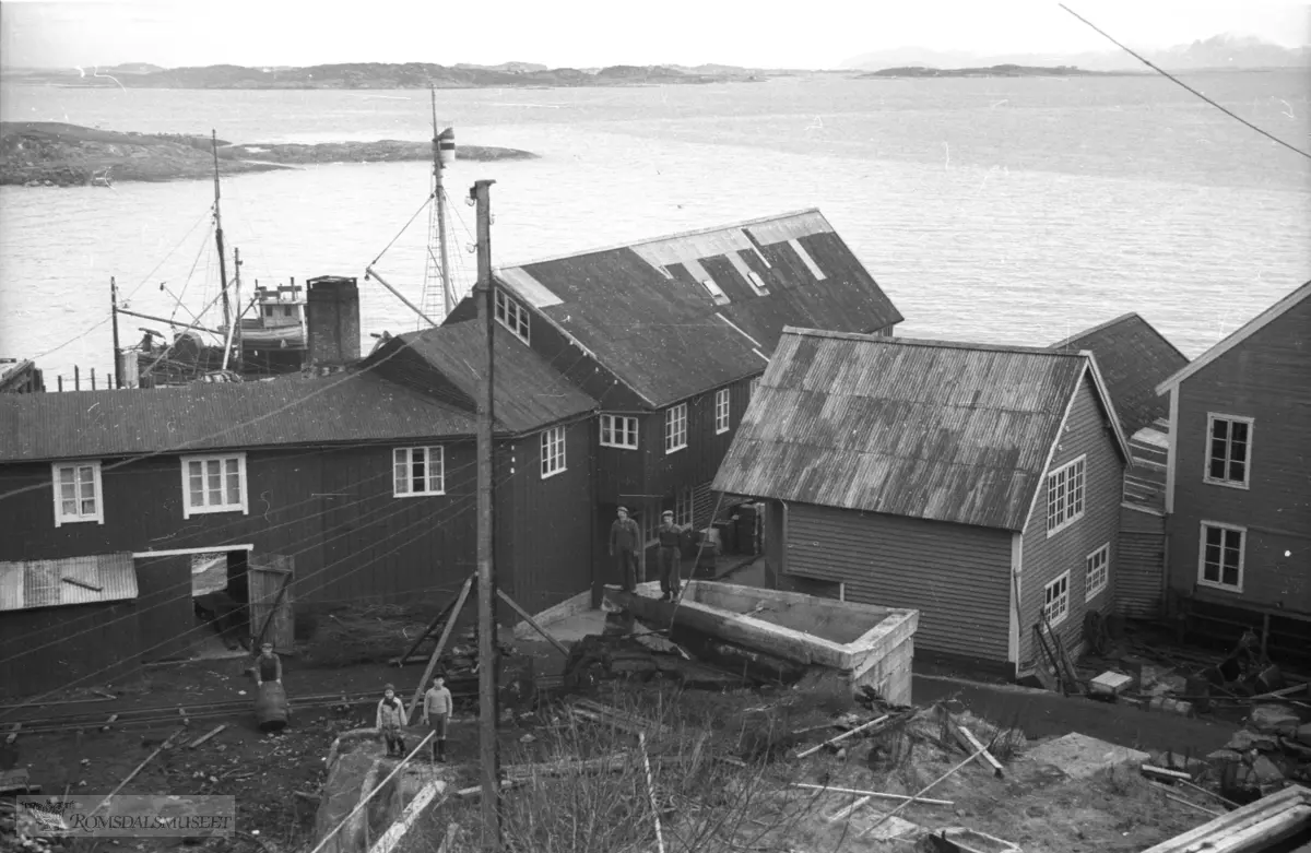 Riving og rydding av restene etter Torina Huse sitt hus (søster til I.P Huse)