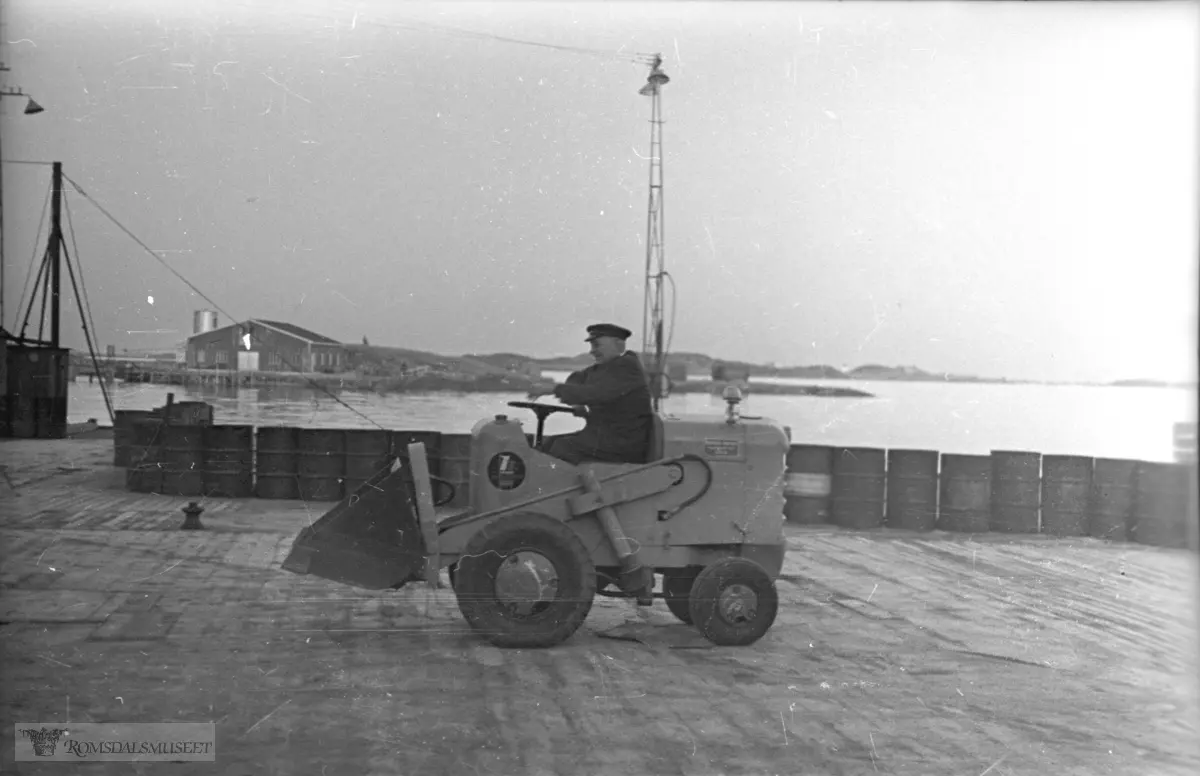 Sæbjørn Sæbjørnsen prøver den nye Pay-Loaderen..Storstøholmen i bakgrunnen..(Fimbeholder 47381 "Steinshamn høsten 1950")