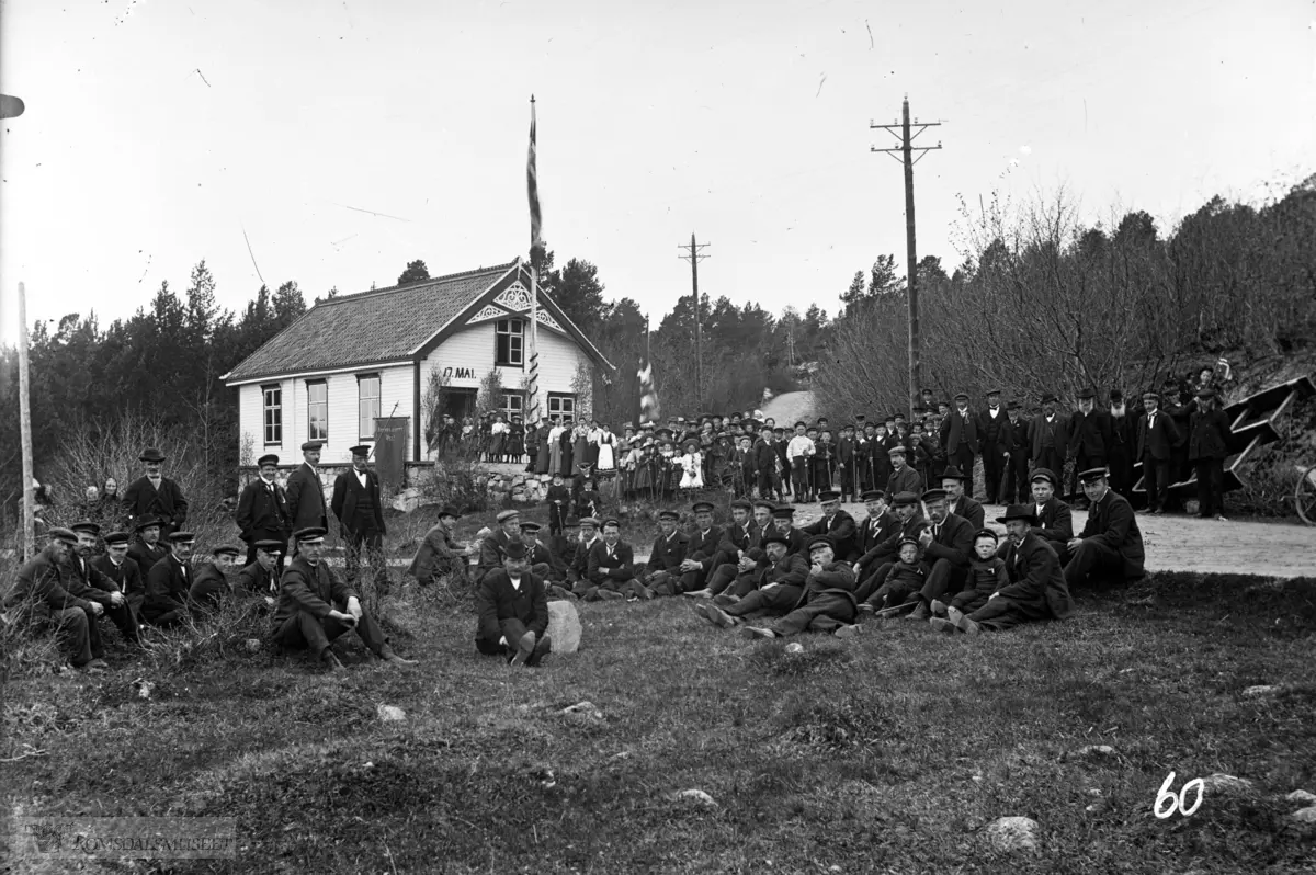 17.mai 1908 på Veøheim, Ungdomshuset stod ferdig 1900. ..Legg merke til snøplogen t.h. i bildet.