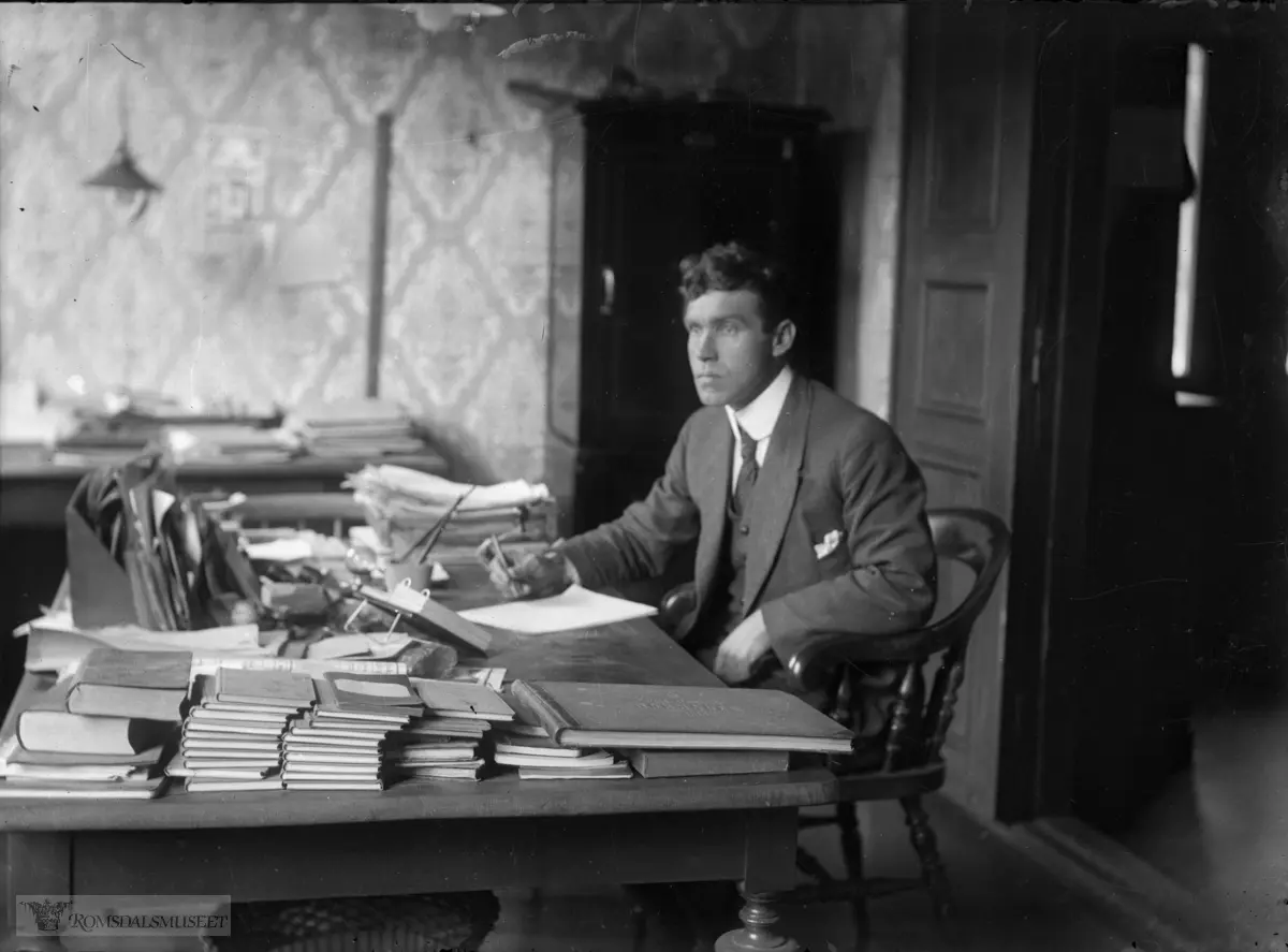 Kolbjørn Romstad på sitt kontor...(Edvard var i Amerika fra april 1896 til desember 1910)