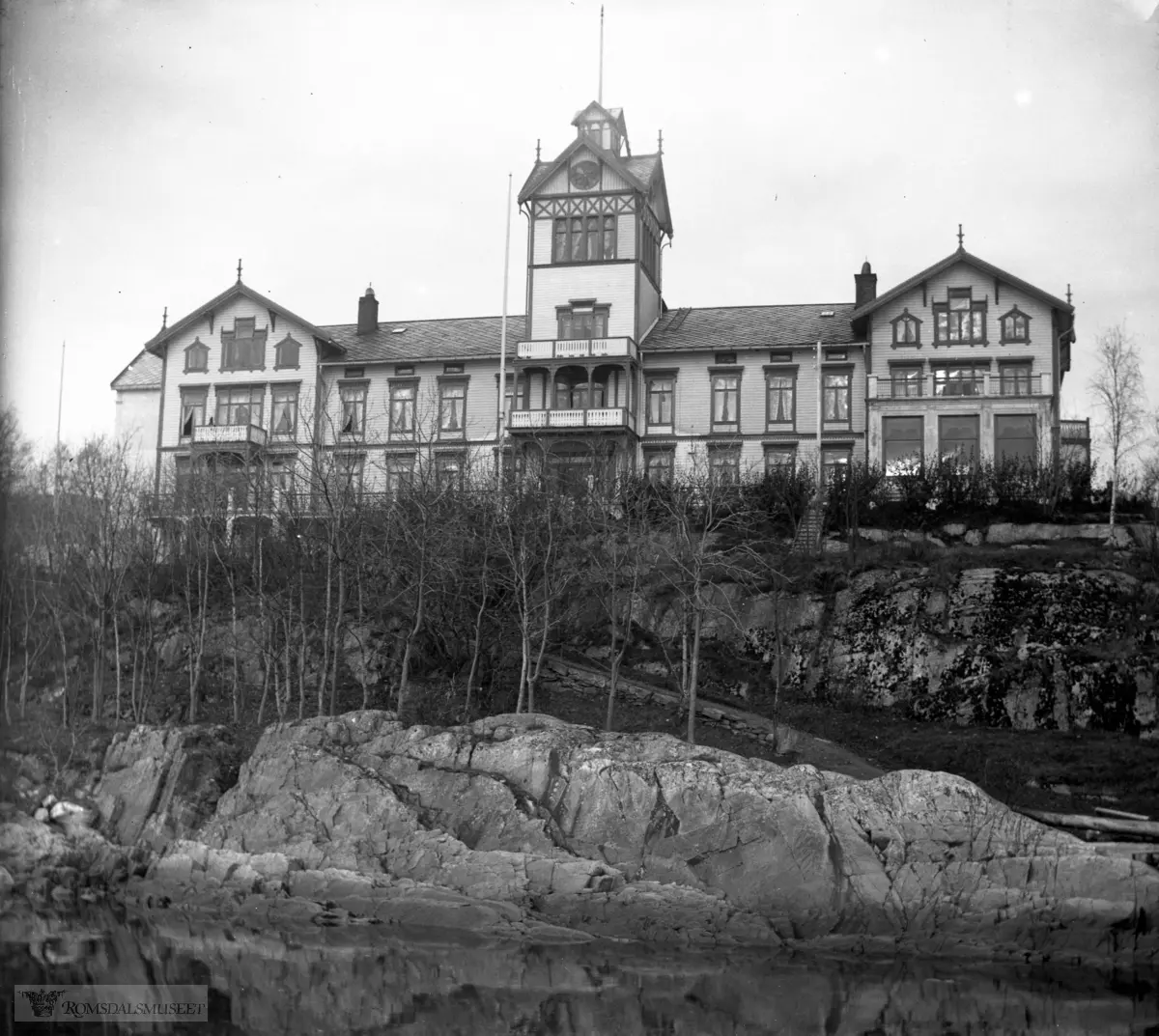 Grand Hotel sett fra fjæra. .Hotellet stod på Grandvegen vest for Moldegård. .Det eksisterte i åra 1885-1919.