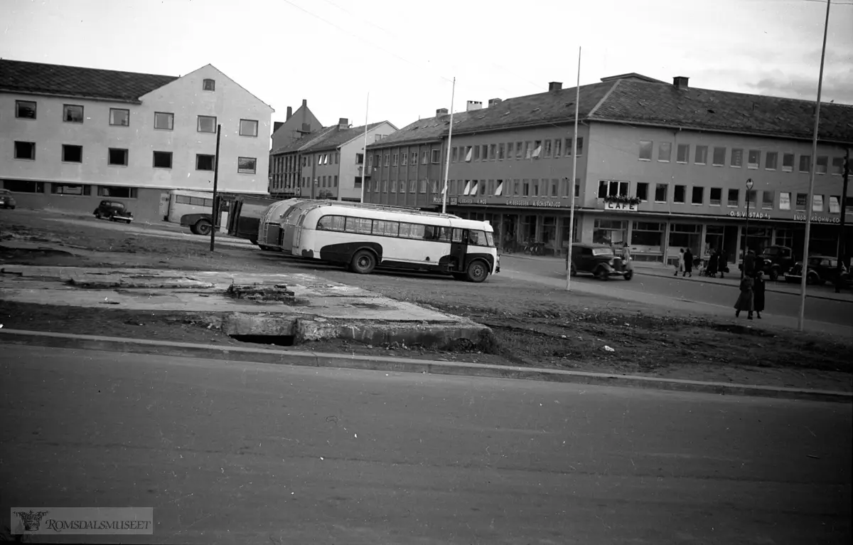 Molde med Storgata og Torget. .Molde Sparebank, L Eriksen. K.Moe. G.M.Bergesen. A.Schistad & Co..O.S. Vestad A/S. Endre Krohn & Co..Cafe Bagatelle..Aandahls eft