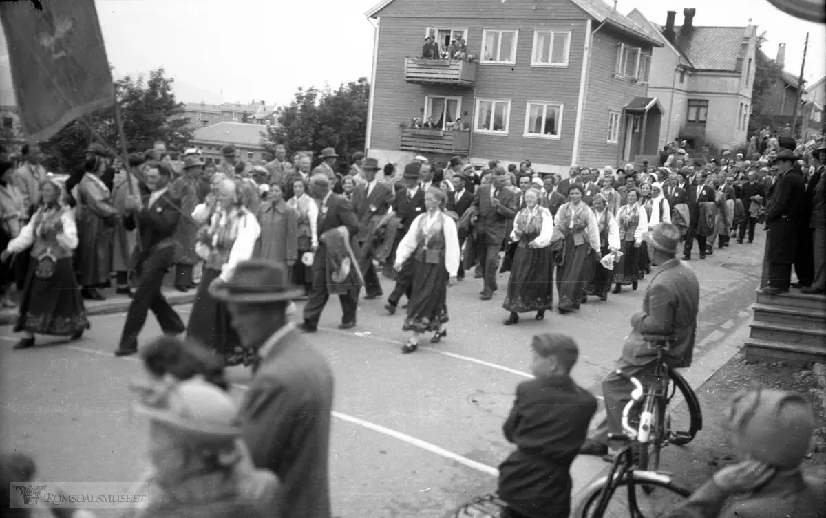 Norges Bondelags Landsmøte i Molde lørdag og søndag 19 og 20 juni 1954. .(se Romsdal Sogelags årsskrift 2005 side 89) .Øvre vei med Bersbakk huset til høyre.