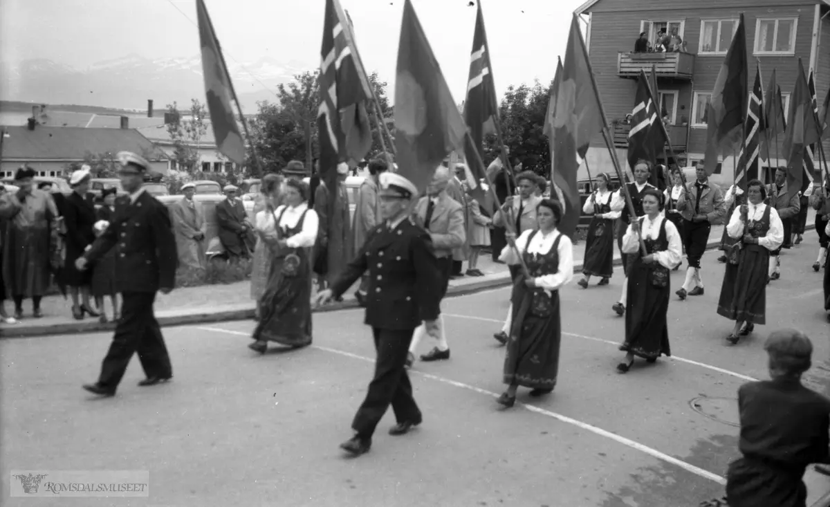 Norges Bondelags Landsmøte i Molde lørdag og søndag 19 og 20 juni 1954. .(se Romsdal Sogelags årsskrift 2005 side 89) .Øvre vei med Bersbakk huset til høyre.