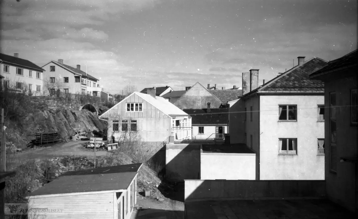 Østover Kirkekråpet sett fra verandaen i 3.etasje i Storgata 39. ”Langegården” i midten.