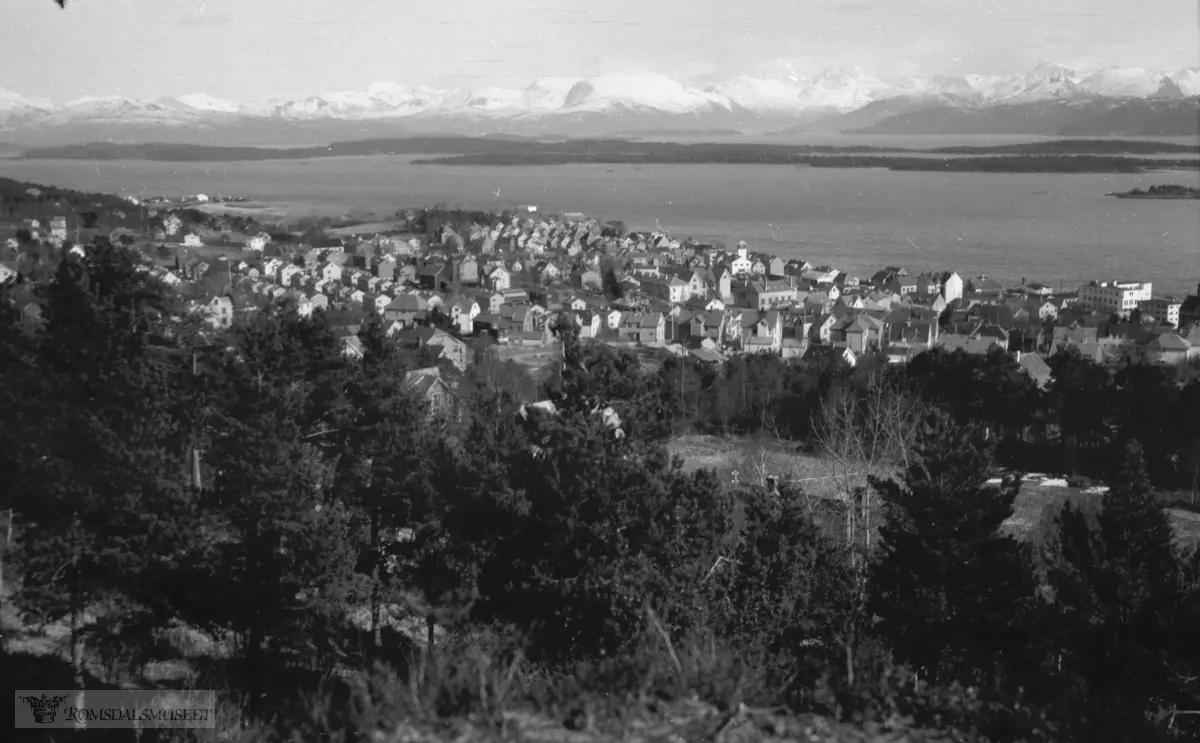 Molde by sett fra nord..(Bilde tatt mellom 18.03.1951 og 08.07.1951)