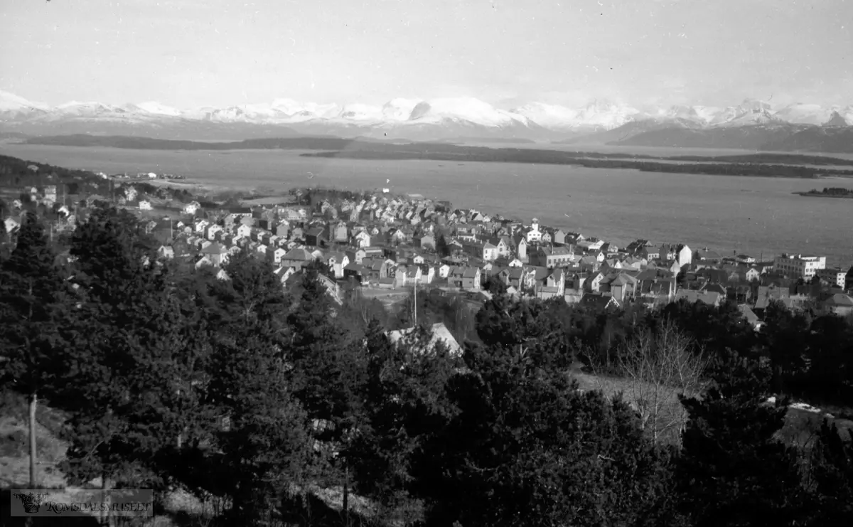 Molde by sett fra nord..(Bilde tatt mellom 18.03.1951 og 08.07.1951)