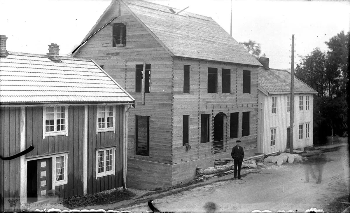 Kleive sentrum, Nerhagen til venstre, Holms bakeri under bygging på Nes, Banken til høyre. Bildet tatt ca 1925..Byggmester var Kristoffer Eide.