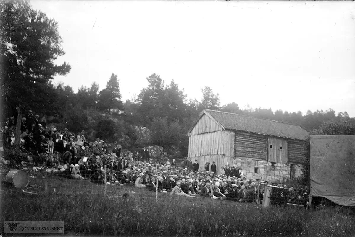 Hamnevika ca 1930. ..Stemnet ved Hamnevikløa. bilde er brukt og omtalt i Romsdals Budstikke 28.3.2009...1930-1932 hadde skuespiller Alfred Maurstad ei forestilling her, om dette bildet er fra denne forestillingen vites ikke.