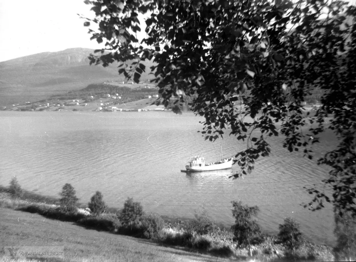 Fiskebåt på Fannefjorden med Kortgården i bakgrunnen, bildet er tatt fra Røsberghagen. Med Nakken og Blåhammeren.